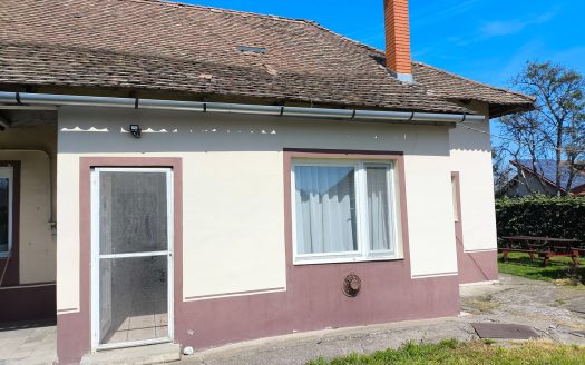 Eladó 75 nm-es, közös udvaros házrész saját kertrésszel, és melléképülettel! – ingatlandetektor.hu