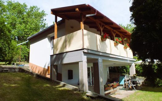 Dupla teraszos, örök panorámás családi ház Szadán – ingatlandetektor.hu