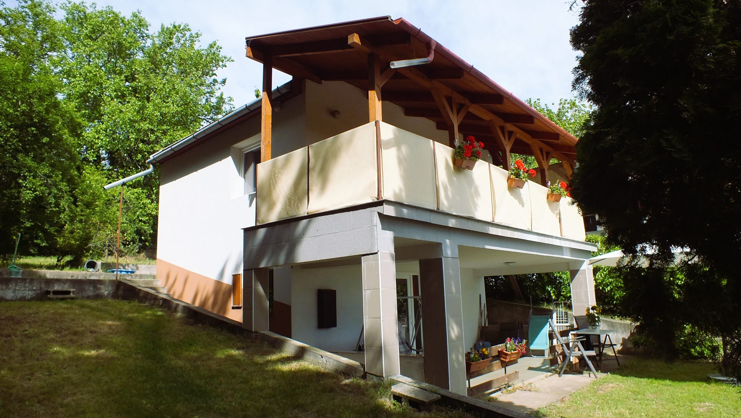 Dupla teraszos, örök panorámás családi ház Szadán – ingatlandetektor.hu