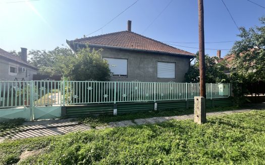 Sarkadon a központhoz közel tégla építésű 2 + 1 szobás kertes ház eladó – ingatlandetektor.hu