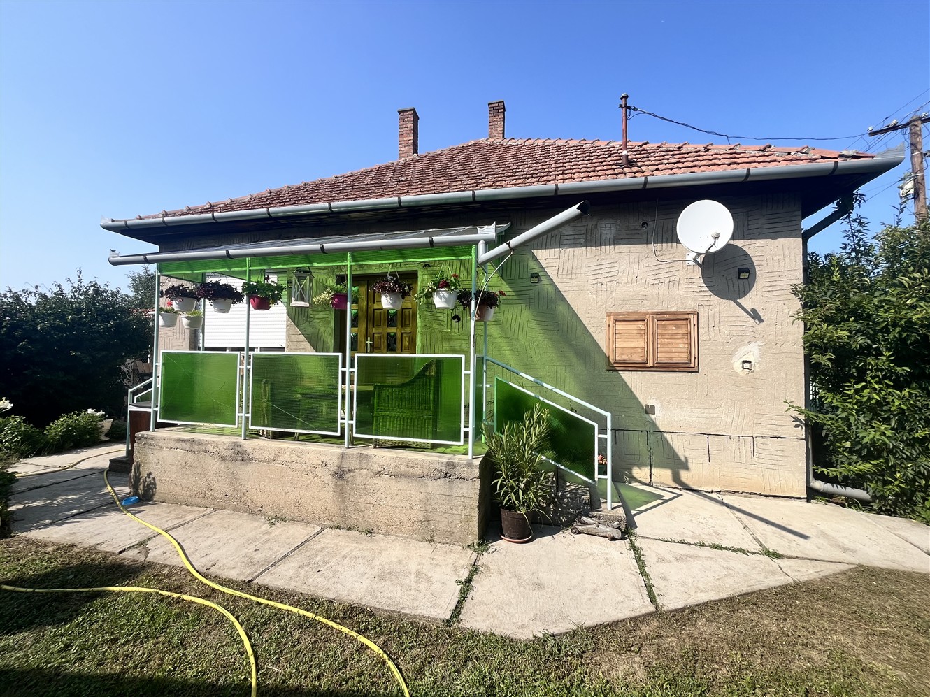 Sarkadon a központhoz közel tégla építésű 2 + 1 szobás kertes ház eladó – ingatlandetektor.hu