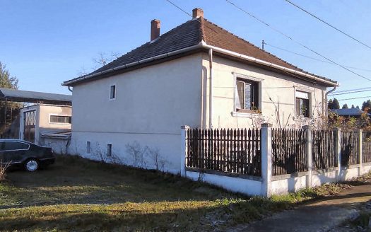 200 m² ház 1700 m²-es telekkel, 4 garázzsal ELADÓ – ingatlandetektor.hu