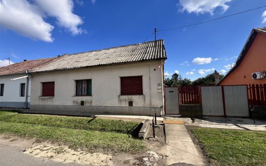Sarkadon a központhoz közel 2 szobás 75 nm-es családi ház eladó – ingatlandetektor.hu