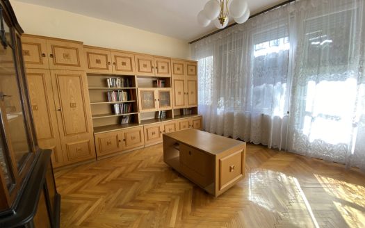 Belvárosközeli lakás, 1. emeleti, 4 külön bejáratú szobával, két erkéllyel, és garázzsal eladó! – ingatlandetektor.hu