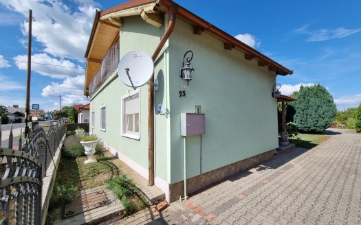 Exkluzív 2 szintes felújított családi ház melléképületekkel, 1008 m²-es telken – Balatonboglár egyik legjobb részén – ingatlandetektor.hu