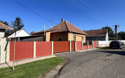 Sarkad csendes kis utcájában a központhoz közel 5 szobás tégla építésű, felújított családi ház eladó – ingatlandetektor.hu