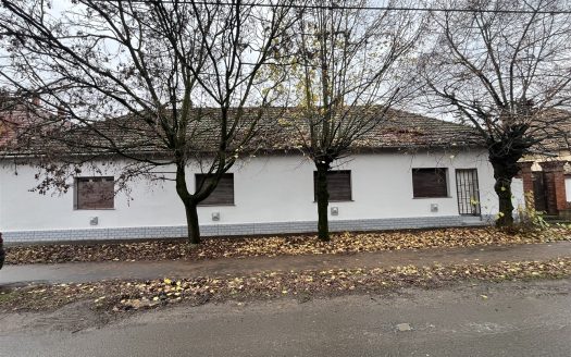 Sarkad egyik főutcáján, jó környéken, a központhoz közel 3 szobás 120 nm-es családi ház eladó – ingatlandetektor.hu