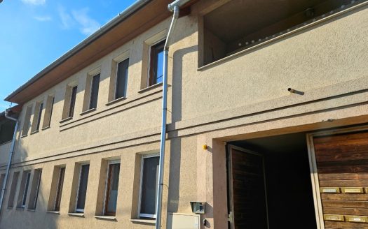 ELADÓ BAJÁN, BELVÁROSHOZ KÖZELI, 2008-AS TÉGLA ÉPÍTÉSŰ LAKÁS FEDETT BEÁLLÓVAL AZ ÁRBAN – ingatlandetektor.hu