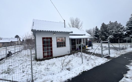 Sarkadon a főúton 48 nm-es üzlethelyiség eladó egy osztható 1100 nm-es telken – ingatlandetektor.hu