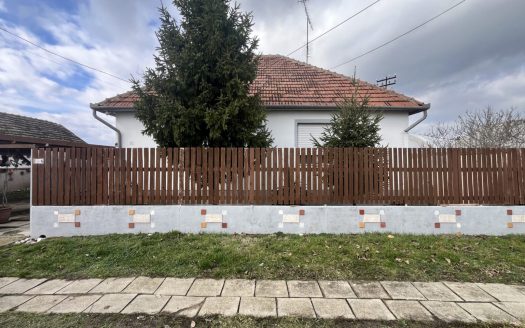 Sarkad egyik csendes utcájában eladásra kínálunk egy jó állapotú, 2 szobás, tégla építésű családi házat – ingatlandetektor.hu
