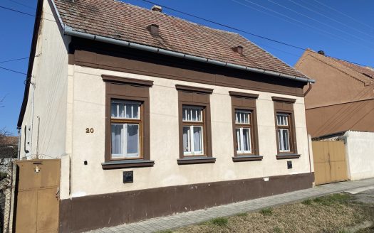 Eladó családi ház Pápán a Tókert városrészben! – ingatlandetektor.hu