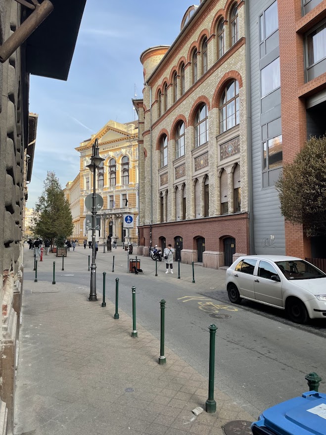 Kiadó jó elosztású, központi helyen lévő, 2 galériás hálószobás frissen felújított lakás sétálóutcában – ingatlandetektor.hu