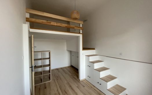 Kiadó jó elosztású, központi helyen lévő, 2 galériás hálószobás frissen felújított lakás sétálóutcában – ingatlandetektor.hu
