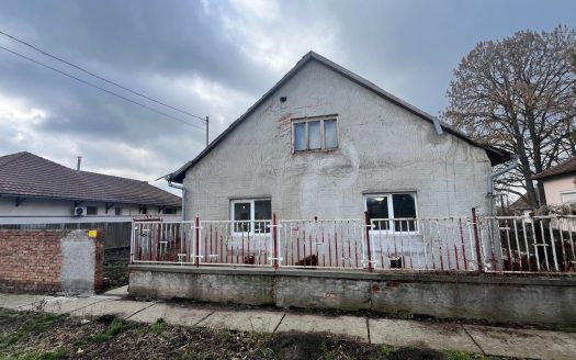 Szabadkígyóson a Kastély környékén felújított, tégla építésű 92 nm-es kertes családi ház eladó – ingatlandetektor.hu