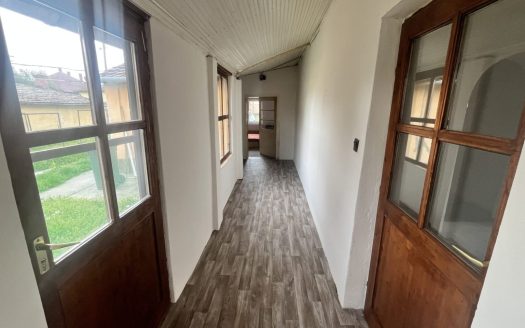 Sarkadon jó környéken, az Éden tóhoz közel 2 szobás részben felújított kertes ház eladó – ingatlandetektor.hu