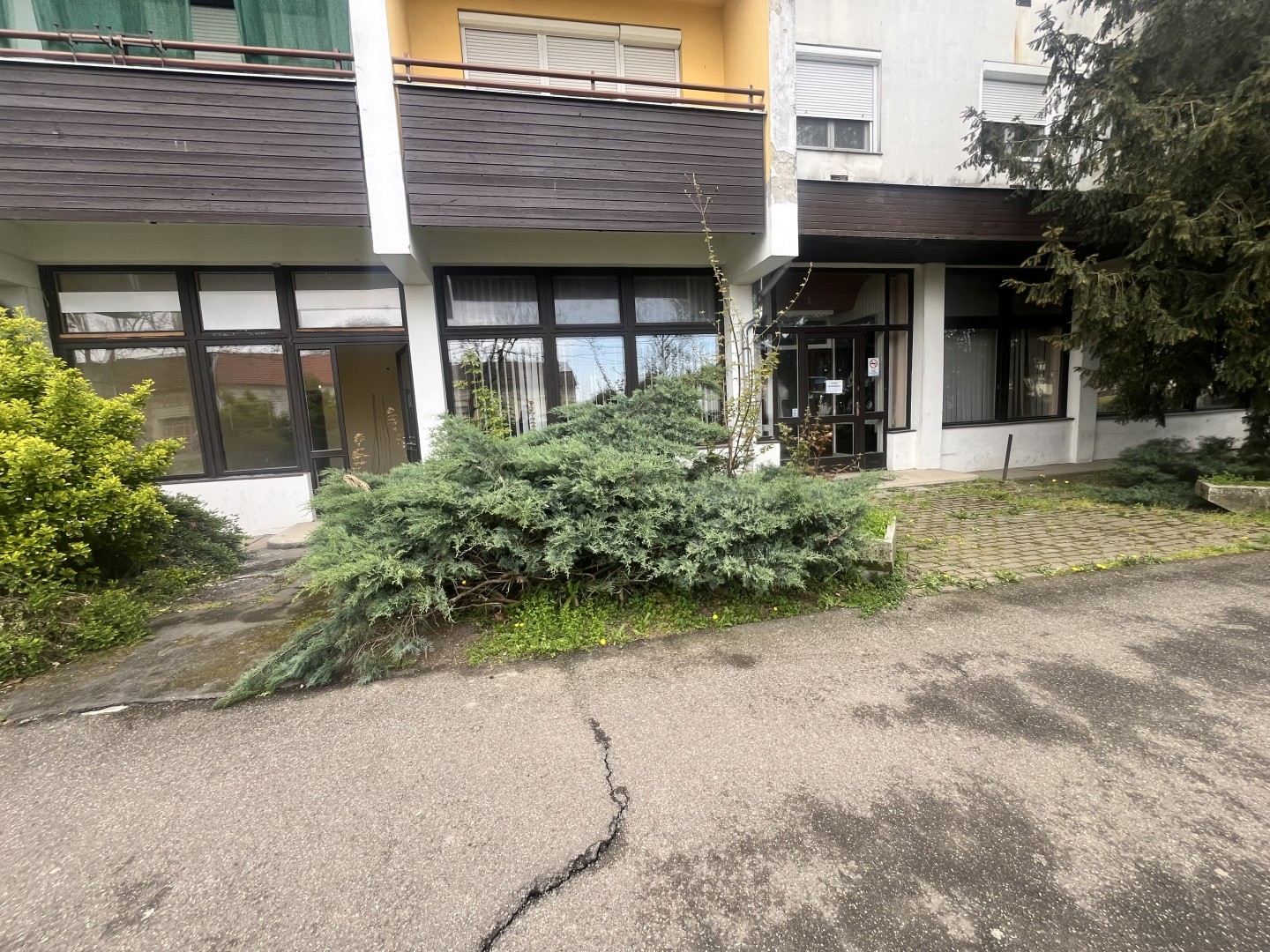 Sarkad központjában a Kossuth utcában 167 nm-es üzlethelyiség hosszú távra kiadó – ingatlandetektor.hu