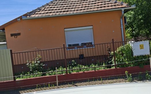 Sarkadon tégla építésű részben felújított 2 szobás társasházi lakás eladó – ingatlandetektor.hu