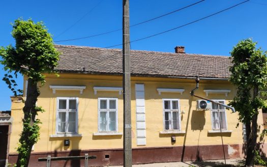 Sarkadon tégla építésű részben felújított 2 szobás társasházi lakás eladó – ingatlandetektor.hu